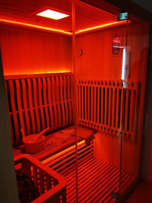 Spabyelleetlui Spa Rouge Ou Bleu Mouscron Exteriör bild