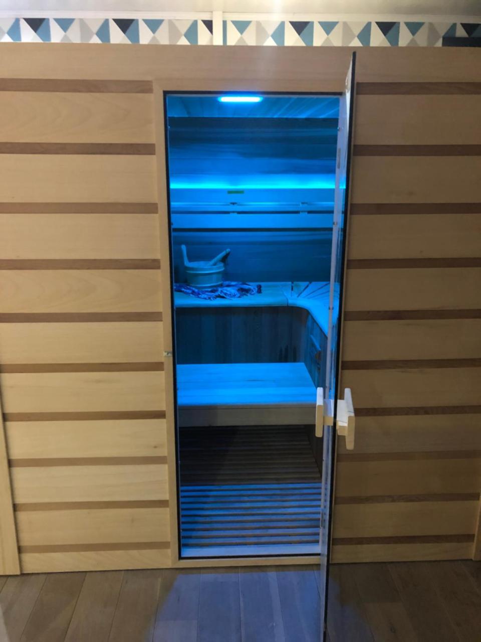 Spabyelleetlui Spa Rouge Ou Bleu Mouscron Exteriör bild