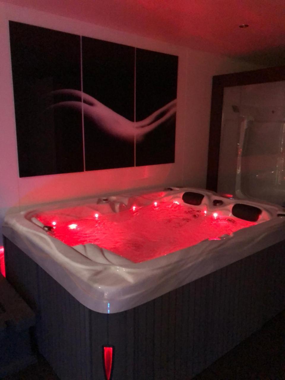 Spabyelleetlui Spa Rouge Ou Bleu Mouscron Exteriör bild